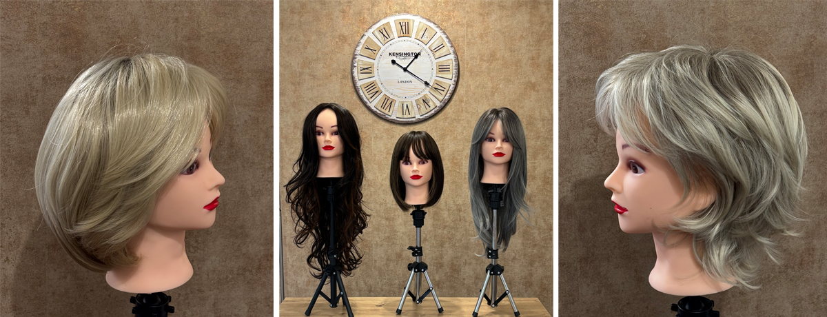 Fünf Beispielperücken, 3 mit langem Haar, 2 mit mittellangem Haar